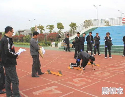 体育老师在单杠下抄了一节课，学生们纷纷表示这种教学方式新颖有趣，课堂气氛活跃引发热议