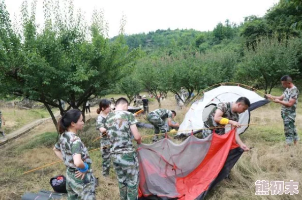 嗯啊边走边做…野战：近日，一场别开生面的户外活动吸引了众多参与者，大家在自然中体验团队合作与挑战