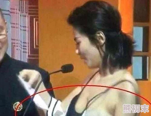 女人露胸视频引发热议，网友们对其内容和影响各抒己见，认为应关注女性权益与社会风气