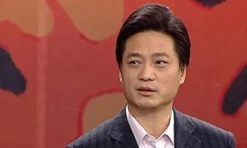 校长李忠玩弄新婚女教师网友纷纷表示愤怒和不满，认为教育界应加强对权力滥用的监管，保护年轻教师的权益