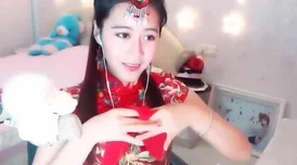 美女被到流水的视频原来是这样的正能量故事：一位美丽的女子在河边不慎滑倒，幸好有热心市民及时伸出援手，将她安全救起，并提醒大家注意河边安全