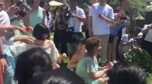 大胸美女被强吻胸动态图片惊爆！现场目击者称气氛火热引发围观众人惊叹不已让人瞠目结舌