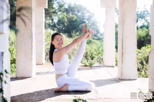 美女被男人扒开屁股进去其实是在进行一场特殊的瑜伽练习，帮助她更好地控制身体平衡和柔韧性