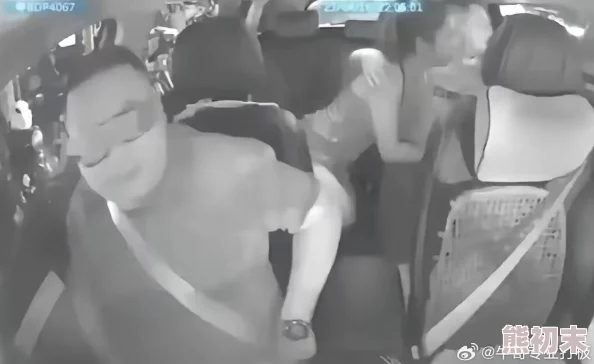 公交车上后面揉着她的双乳惊爆！目击者称现场气氛紧张乘客纷纷侧目更有拍摄者记录下这一尴尬瞬间