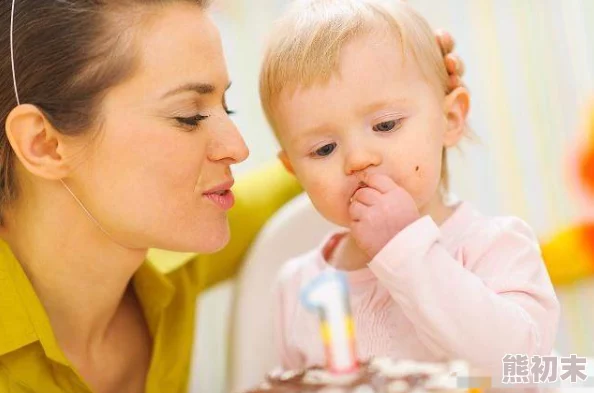 一小孩子半夜喂女孩吃可能是兄妹情深的表现，体现了家庭温馨的一面