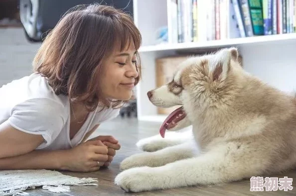 chinese华人女王调奴最近在社交媒体上分享了她的新宠物小熊软糖的照片