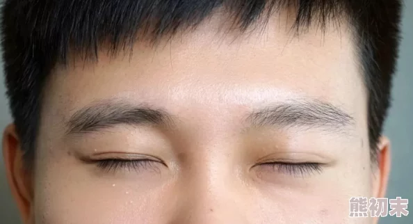 男人味粗眉毛男性粗眉毛的流行趋势正在上升，越来越多的男士开始重视眉毛的修饰与造型。