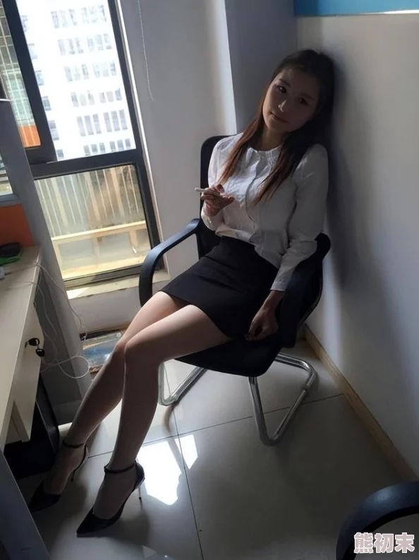 白嫩的女同事23p努力工作积极向上让我们一起追求梦想创造美好未来