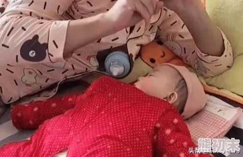 边摸边吃奶哺乳姿势调整成功宝宝吃奶更顺畅了