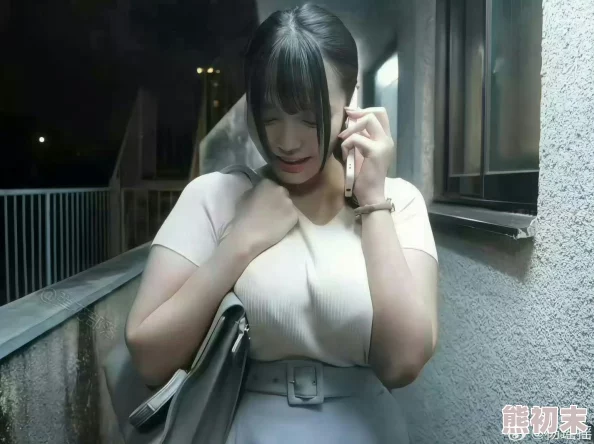 女邻居的大乳她似乎注意到我的目光了最近总是穿着宽松的衣服