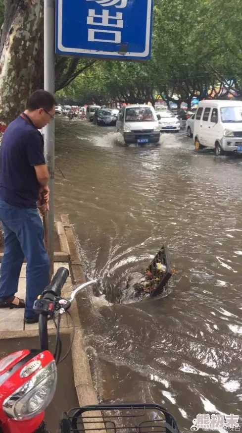 湖南遇特大暴雨：市民街头抱团互救多处基础设施损毁严重交通瘫痪